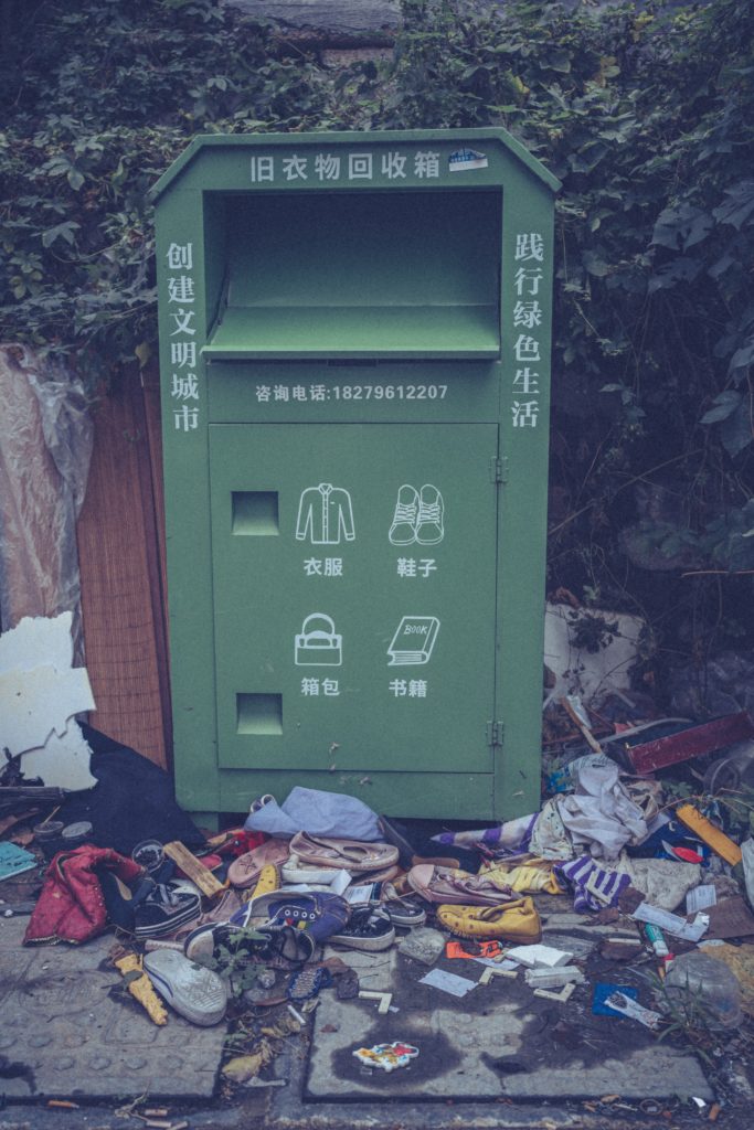 Un écrin vert avec des chaussures dessus.