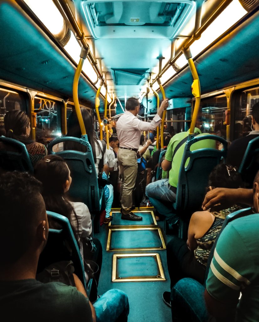 Un groupe de personnes assises dans un transport en commun.